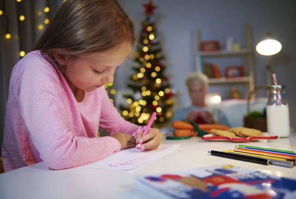 Menina escrevendo uma carta para o Pai Natal — Fotografia de Stock