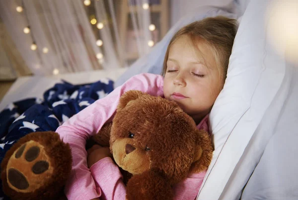 Ragazza che dorme con orsacchiotto — Foto Stock