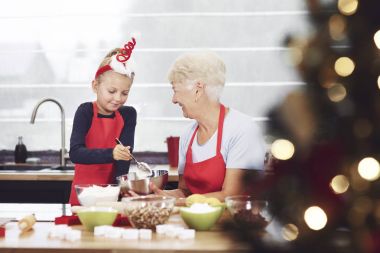 Grandmoother ve pişirme torunu