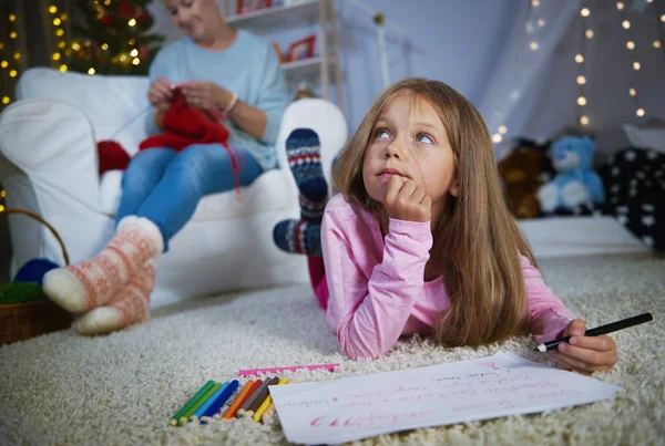 Dívka psaní lette vánoční — Stock fotografie