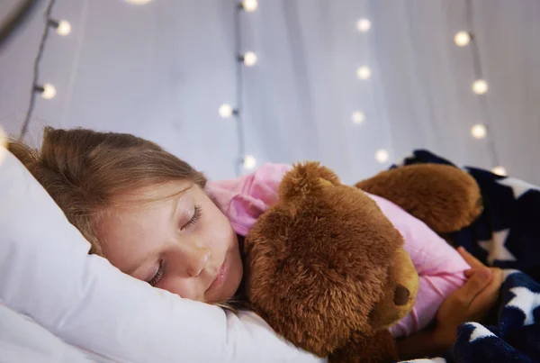 Meisje slaapt met teddy bear — Stockfoto