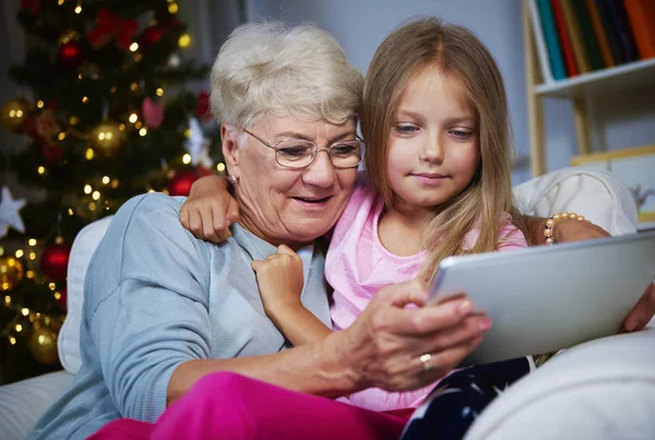 Babcia i wnuczka z tabletem — Zdjęcie stockowe