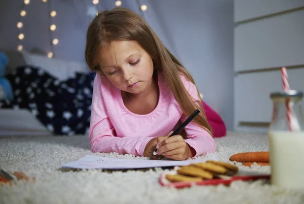 Chica escribiendo una carta — Foto de Stock