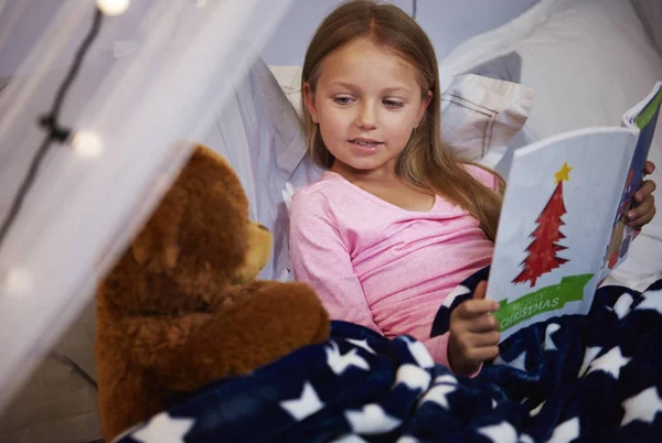 Chica leyendo libro de cuentos — Foto de Stock