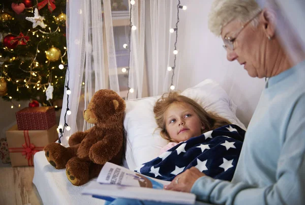 Grootmoeder leesboek voor meisje — Stockfoto