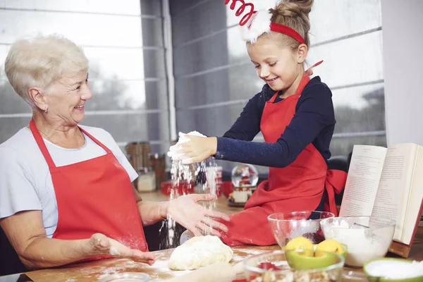Abuela y nieta haciendo galletas — Foto de Stock