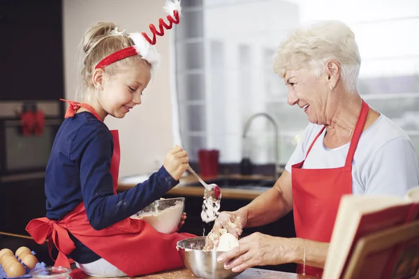 Menina cozinhar com a ajuda de sua avó — Fotografia de Stock