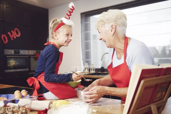 Grandmoother and granddaughter cooking — Stock Photo, Image