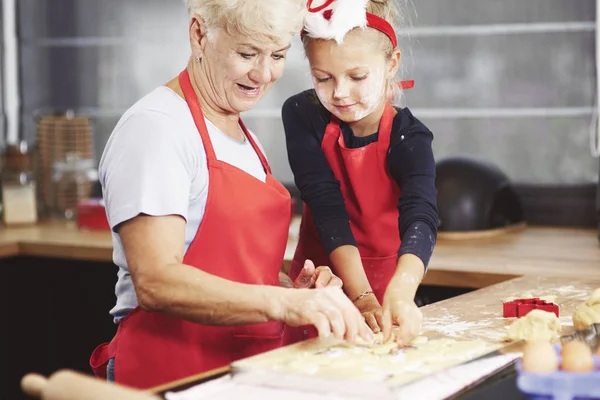 Dziewczyna z babcią, wyrabiania ciasta — Zdjęcie stockowe