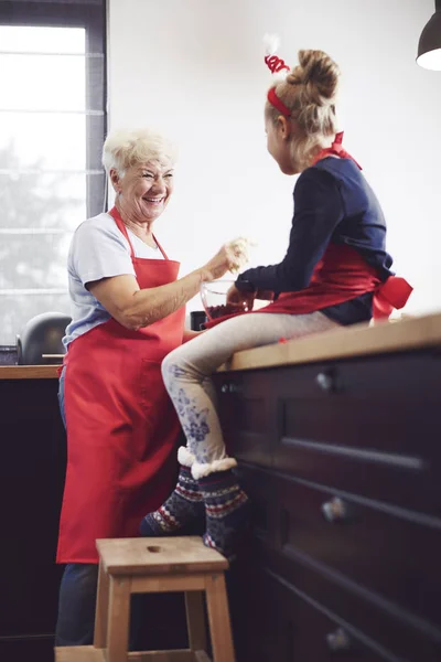 Babička s holkou vaření — Stock fotografie