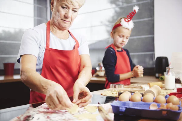 Chica y su abuela haciendo galletas — Foto de Stock