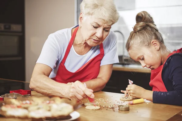 Abuela con chica horneando — Foto de Stock