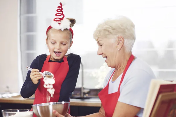 Avó e menina fazendo biscoitos — Fotografia de Stock