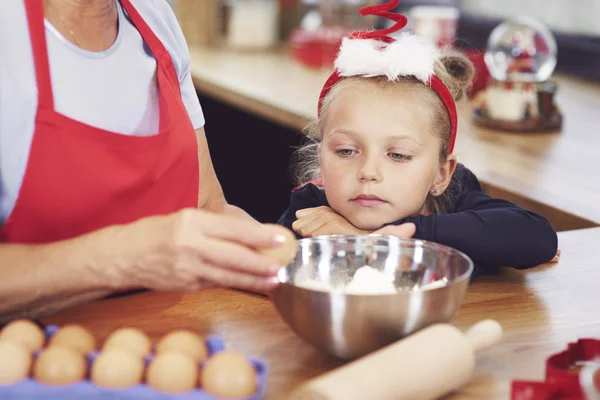 Flickan tittar mormor att göra en tårta — Stockfoto