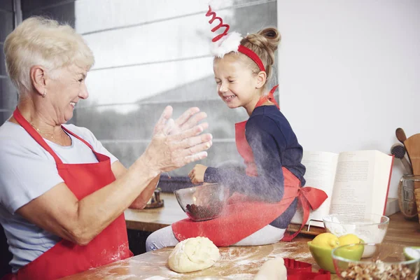 Abuela y nieta en la cocina — Foto de Stock