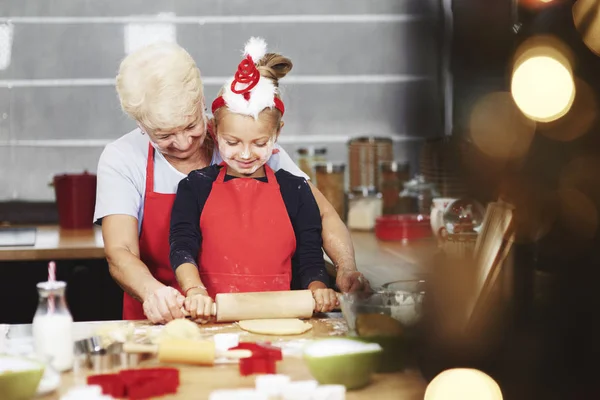 Mormor och barnbarn i kök — Stockfoto