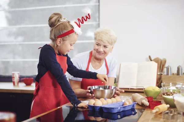 Nonna con ragazza cottura — Foto Stock