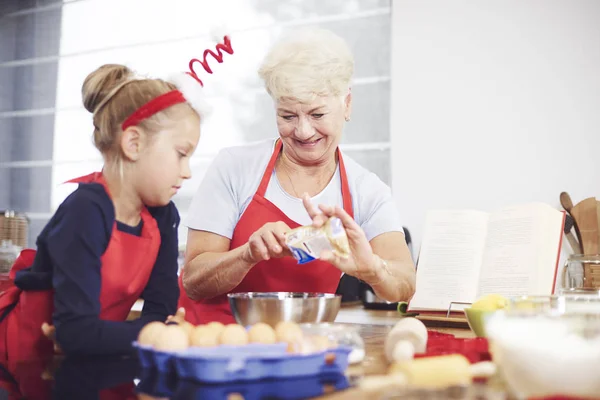 Grangmother e neta na cozinha — Fotografia de Stock