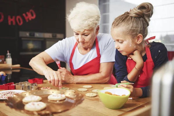 Senior e menina preparar biscoitos — Fotografia de Stock