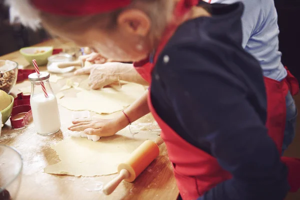 Grl usando un cortador de galletas — Foto de Stock