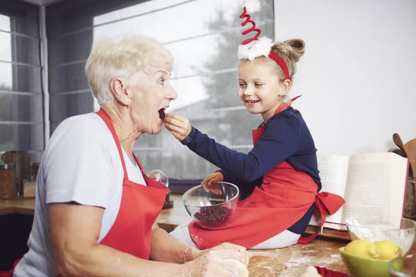 Menina alimentando sua avó — Fotografia de Stock