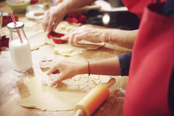 Mãos humanas cortar biscoitos — Fotografia de Stock
