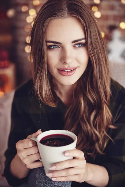 Bella donna che tiene una tazza — Foto Stock
