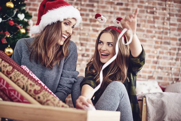 Mujeres empaquetando un regalo de Navidad —  Fotos de Stock