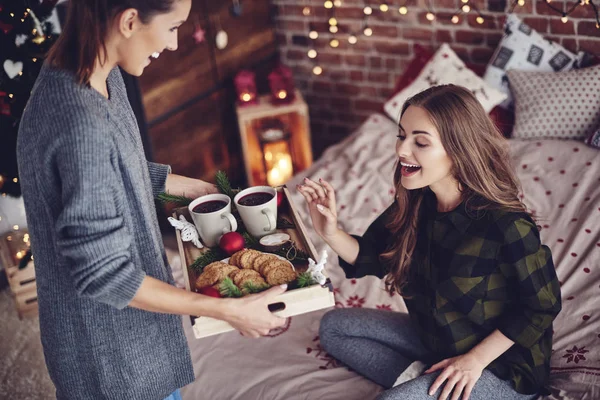 Mujer preparado snack para amigo —  Fotos de Stock