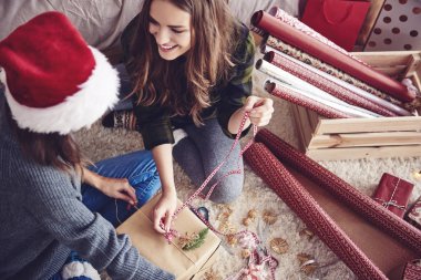 bir Noel hediyesi yapma kadın