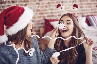 her diğer eğlenceli kadınlar