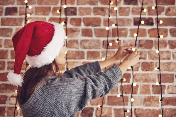 Donna controllo illuminazione di Natale — Foto Stock