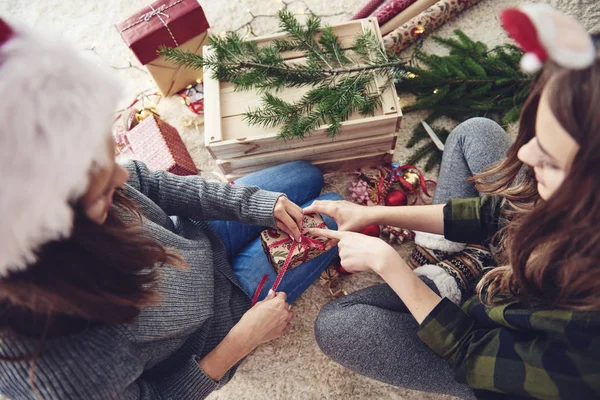 Mulheres preparando presentes para o Natal — Fotografia de Stock