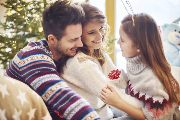 Famiglia che celebra il Natale — Foto Stock