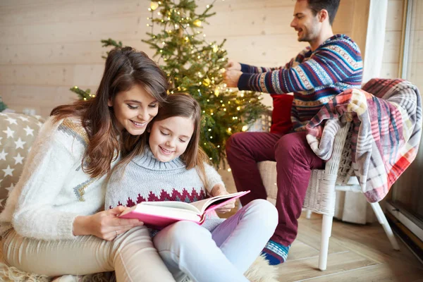 Familia preparándose para la Navidad — Foto de Stock