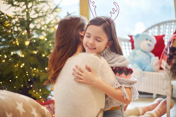 Madre e hija abrazando —  Fotos de Stock