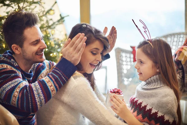 Familjen firar jul — Stockfoto