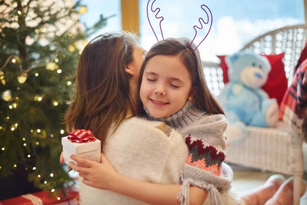 Familie viert Kerstmis — Stockfoto