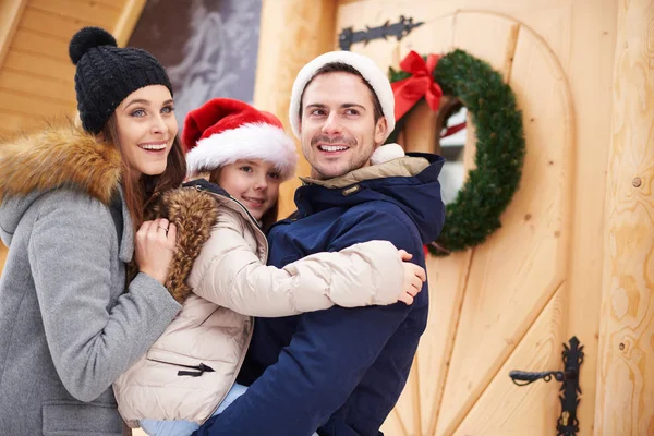 Familjen på vintern semester — Stockfoto
