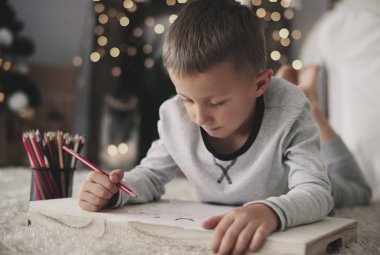 Ön yüzünde yalan ve çizim çocuk