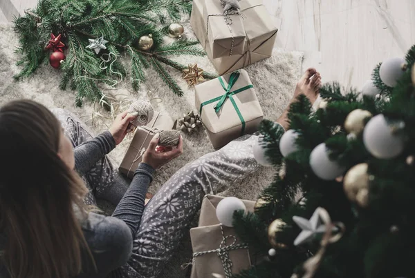 Donna che decora un regalo di Natale — Foto Stock