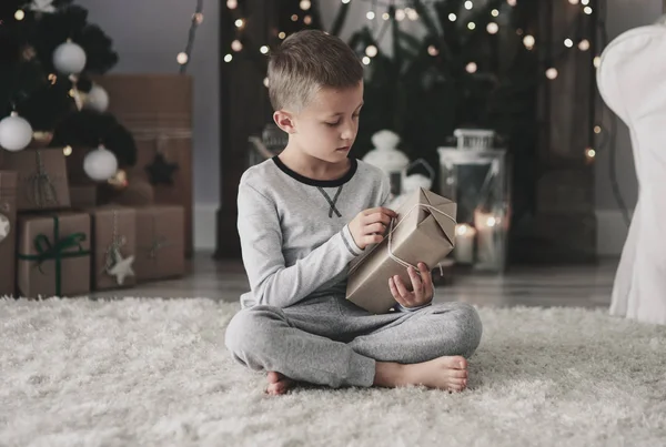 Bambino che apre un regalo di Natale — Foto Stock