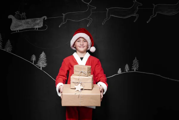 Pojke som ger hög med gåvor — Stockfoto