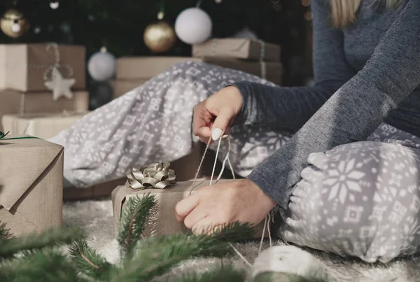 Kvinnelig pakking i julegave – stockfoto
