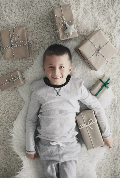 Niño con regalos de Navidad —  Fotos de Stock