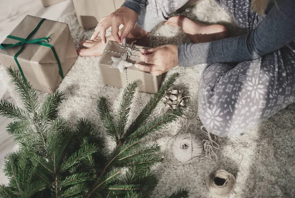 Kadın yapımı Noel hediyesi — Stok fotoğraf