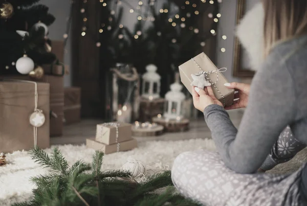 Vrouw met kerstcadeaus — Stockfoto