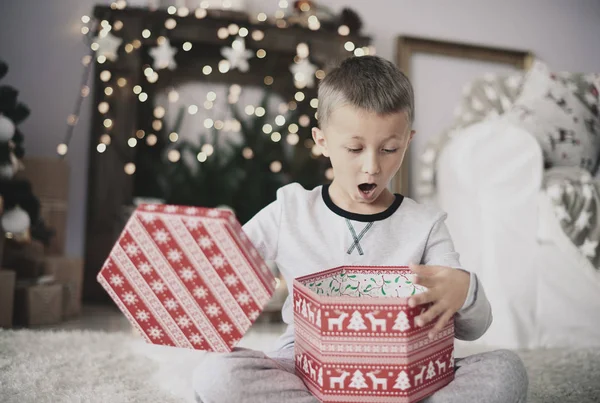 Pojke öppna julklapp — Stockfoto