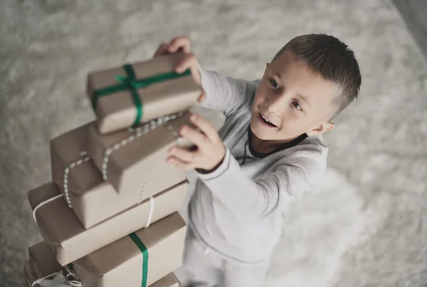 Pojke som spelar och julklappar — Stockfoto