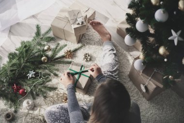 bir Noel hediyesi hazırlama kadın 